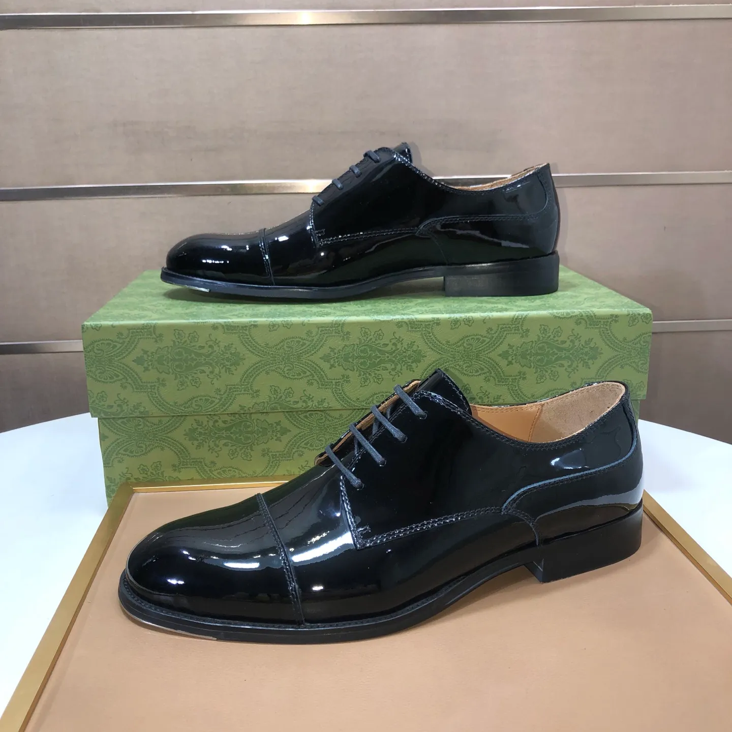Men's shoes 💰660💰 Brand: GUCCI (Gucci) Standard code: Men's size 38/44 (45/46 can be customized) Grade: Same as the official website Original quality Material: Original cowhide Water-dyed cowhide lining Original rubber outsole Style category: Men's fashionable casual leather shoes Distinguished big-name luxury elements top luxury Color: Actual picture